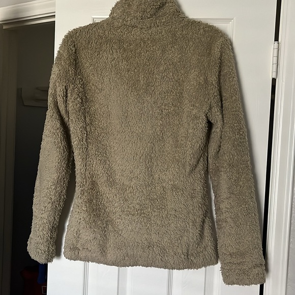 Patagonia tan/khaki/beige “furry” fleece. Size medium. - Picture 3 of 3